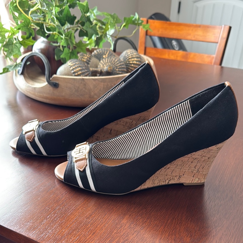 Tommy Hilfiger Black and Tan Heels with Peep Toe - Picture 4 of 6